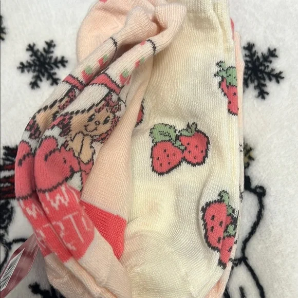 Nwt Adorable Strawberry shortcake Ankle Socks pack of 6 never worn - Picture 2 of 3